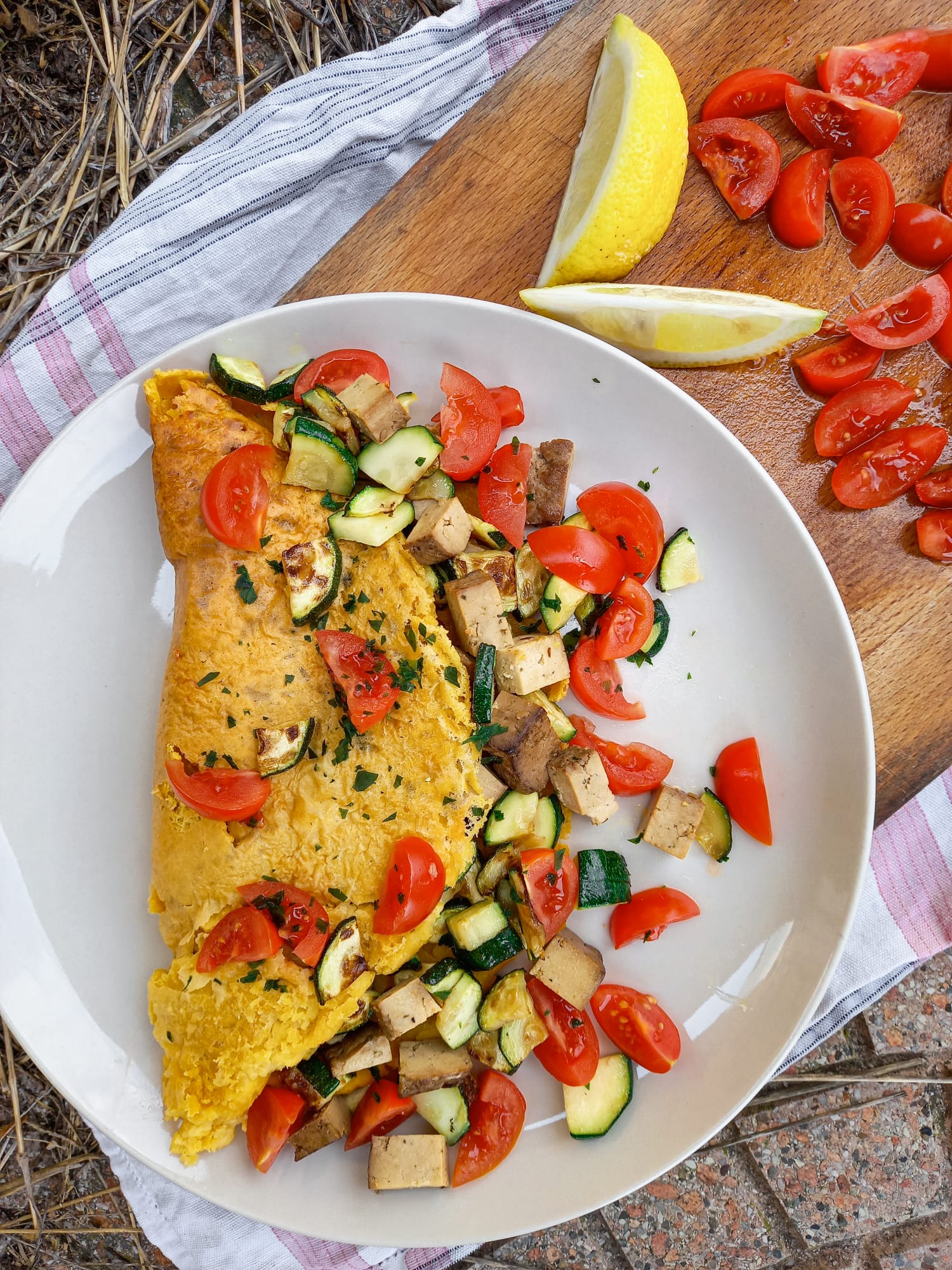 OMELETTE DI LUPINO con tofu fumé, zucchine e pomodorini